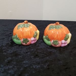 RUSS 🧡 Pumpkin Salt Pepper Shakers Hand Painted Autumn Festival Ceramic
